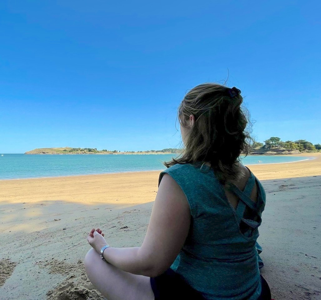 Steffi Drewing bei der Meditation am Strand